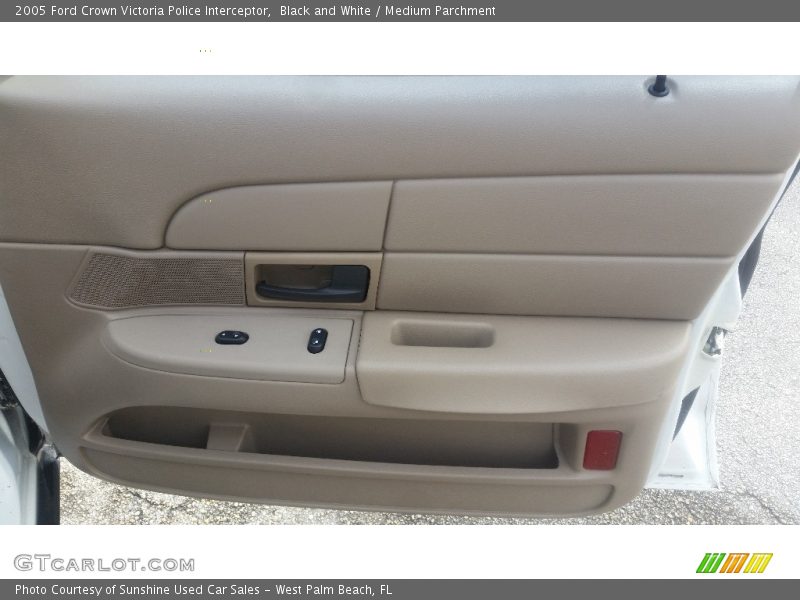 Black and White / Medium Parchment 2005 Ford Crown Victoria Police Interceptor