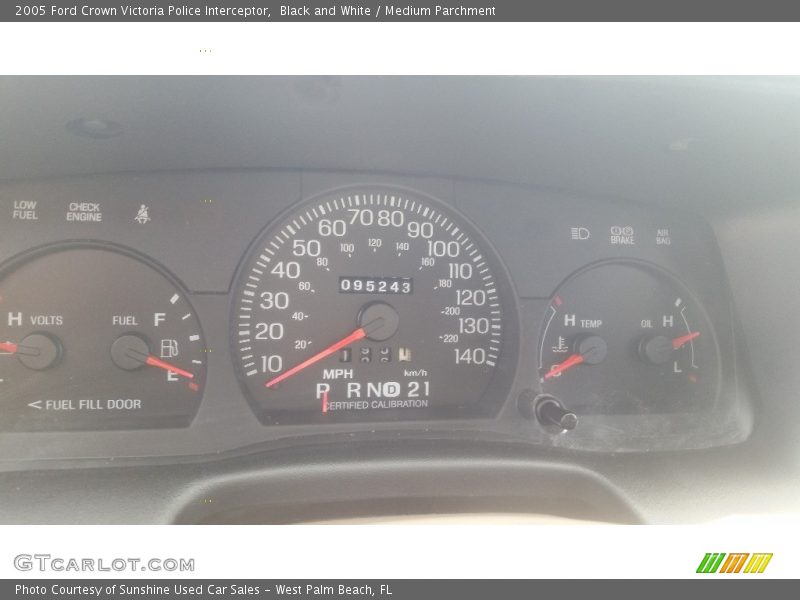 Black and White / Medium Parchment 2005 Ford Crown Victoria Police Interceptor