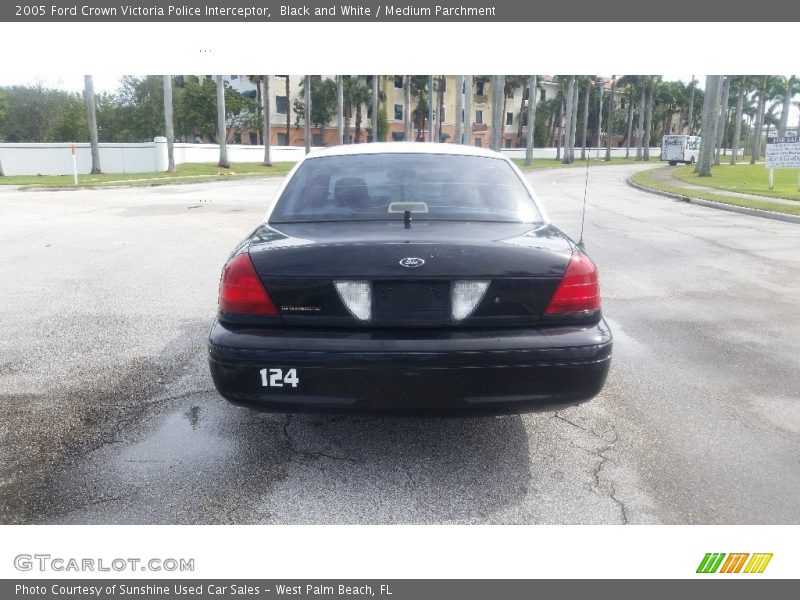 Black and White / Medium Parchment 2005 Ford Crown Victoria Police Interceptor