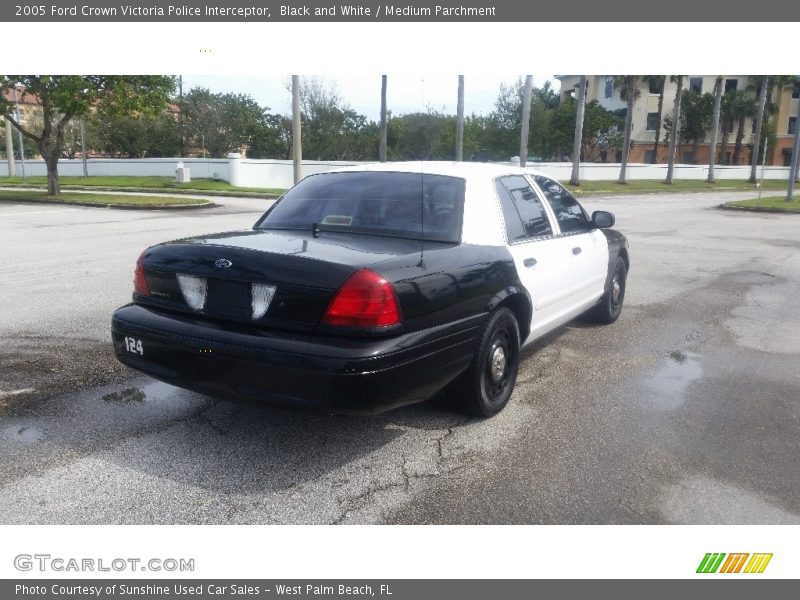 Black and White / Medium Parchment 2005 Ford Crown Victoria Police Interceptor