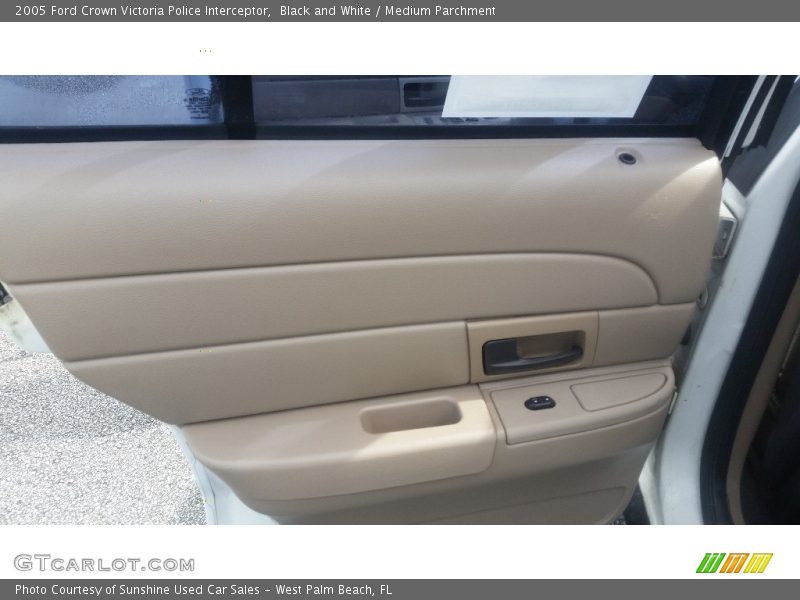 Black and White / Medium Parchment 2005 Ford Crown Victoria Police Interceptor