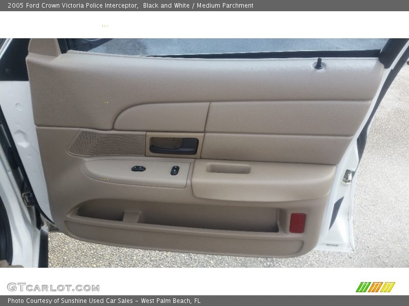 Black and White / Medium Parchment 2005 Ford Crown Victoria Police Interceptor