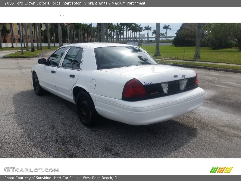 Vibrant White / Medium Parchment 2005 Ford Crown Victoria Police Interceptor