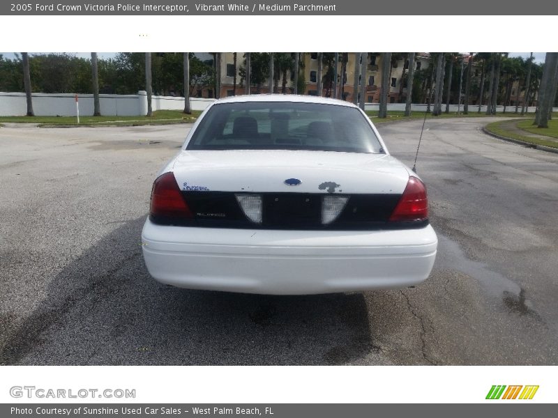 Vibrant White / Medium Parchment 2005 Ford Crown Victoria Police Interceptor