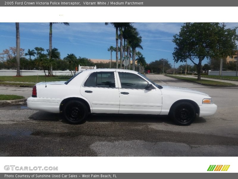 Vibrant White / Medium Parchment 2005 Ford Crown Victoria Police Interceptor