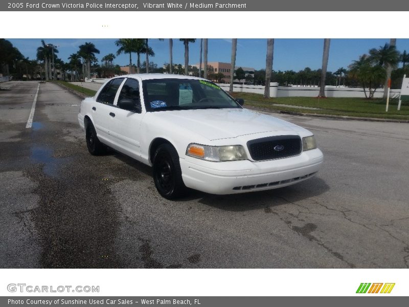 Vibrant White / Medium Parchment 2005 Ford Crown Victoria Police Interceptor