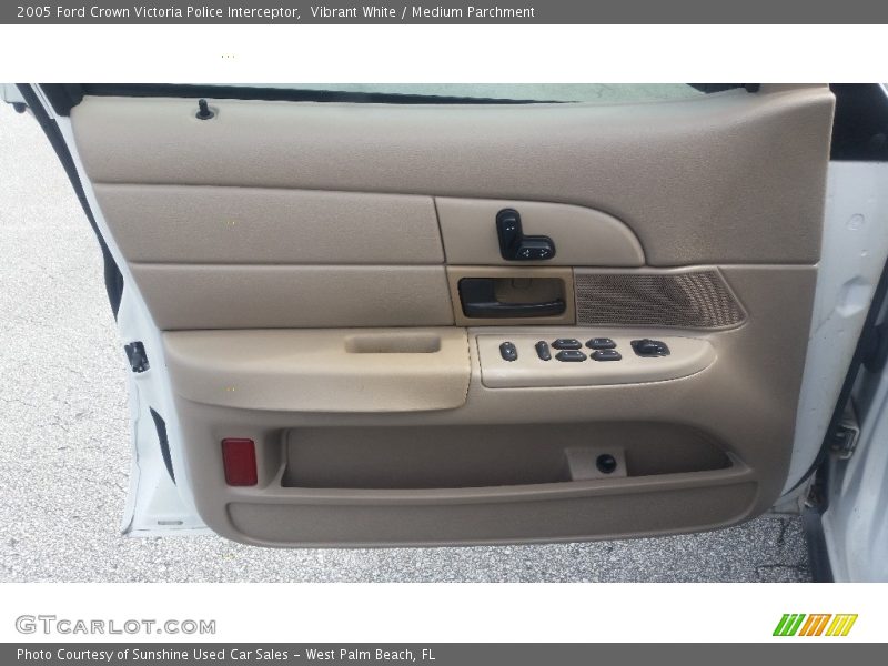 Vibrant White / Medium Parchment 2005 Ford Crown Victoria Police Interceptor
