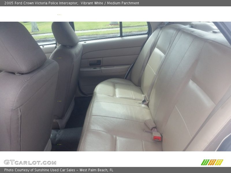Vibrant White / Medium Parchment 2005 Ford Crown Victoria Police Interceptor