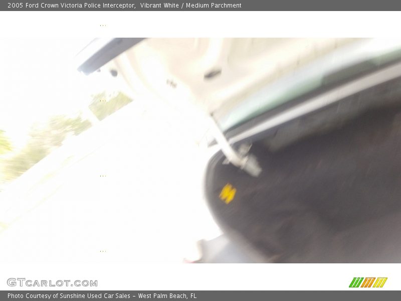 Vibrant White / Medium Parchment 2005 Ford Crown Victoria Police Interceptor