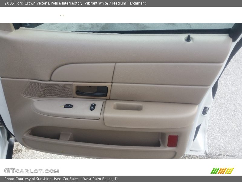 Vibrant White / Medium Parchment 2005 Ford Crown Victoria Police Interceptor