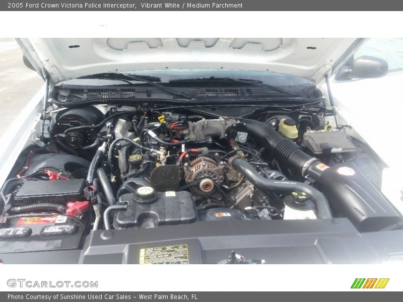 Vibrant White / Medium Parchment 2005 Ford Crown Victoria Police Interceptor