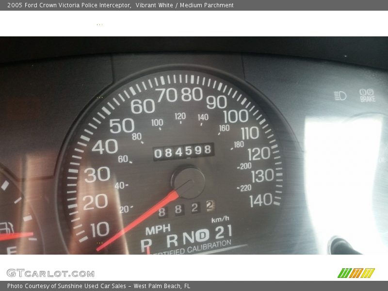 Vibrant White / Medium Parchment 2005 Ford Crown Victoria Police Interceptor