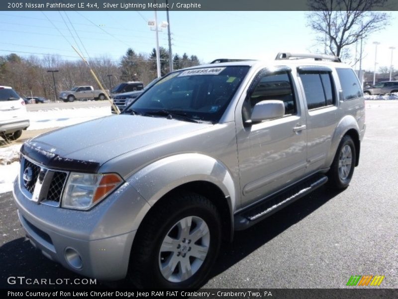 Front 3/4 View of 2005 Pathfinder LE 4x4