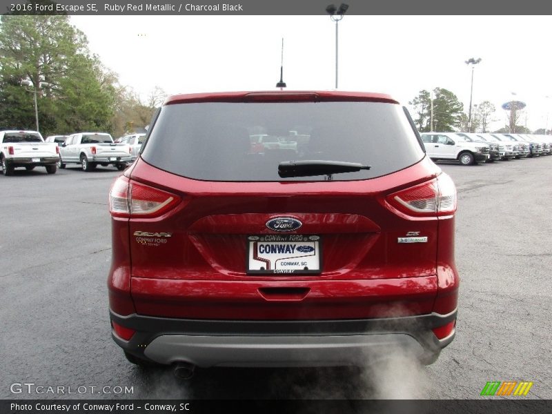 Ruby Red Metallic / Charcoal Black 2016 Ford Escape SE