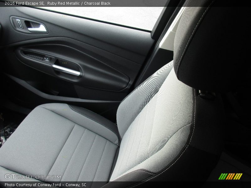 Ruby Red Metallic / Charcoal Black 2016 Ford Escape SE