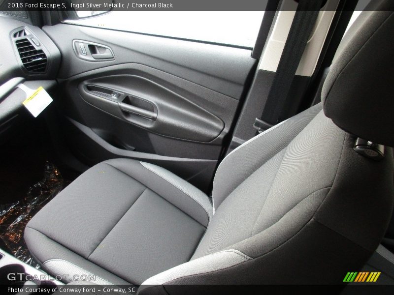 Ingot Silver Metallic / Charcoal Black 2016 Ford Escape S