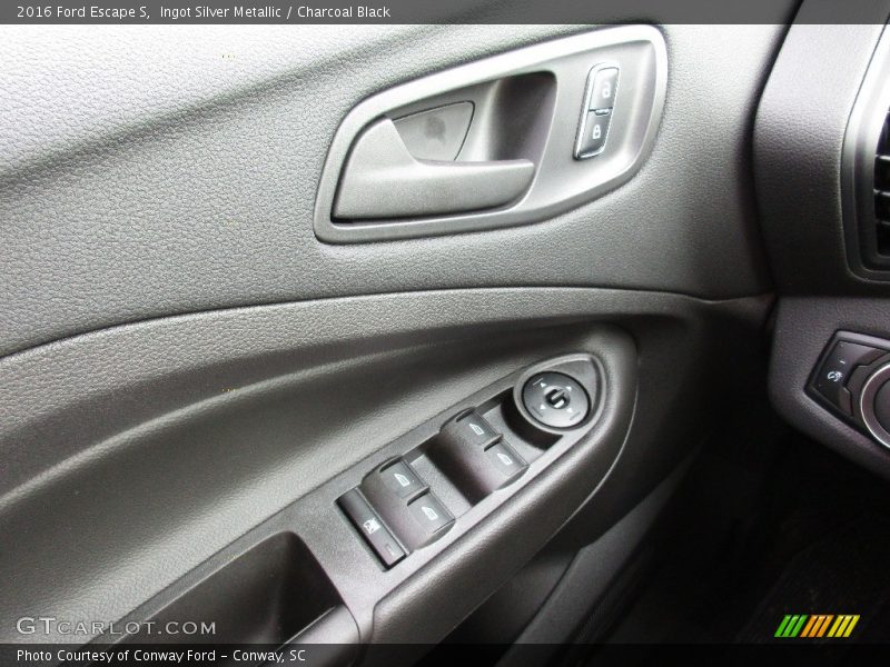 Ingot Silver Metallic / Charcoal Black 2016 Ford Escape S