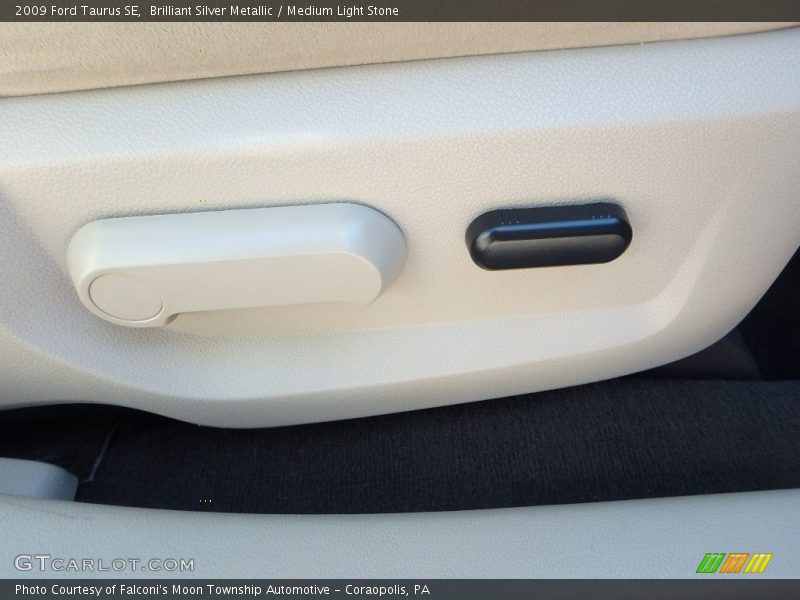 Brilliant Silver Metallic / Medium Light Stone 2009 Ford Taurus SE