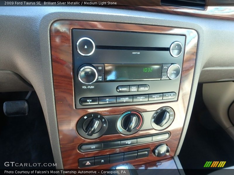 Brilliant Silver Metallic / Medium Light Stone 2009 Ford Taurus SE