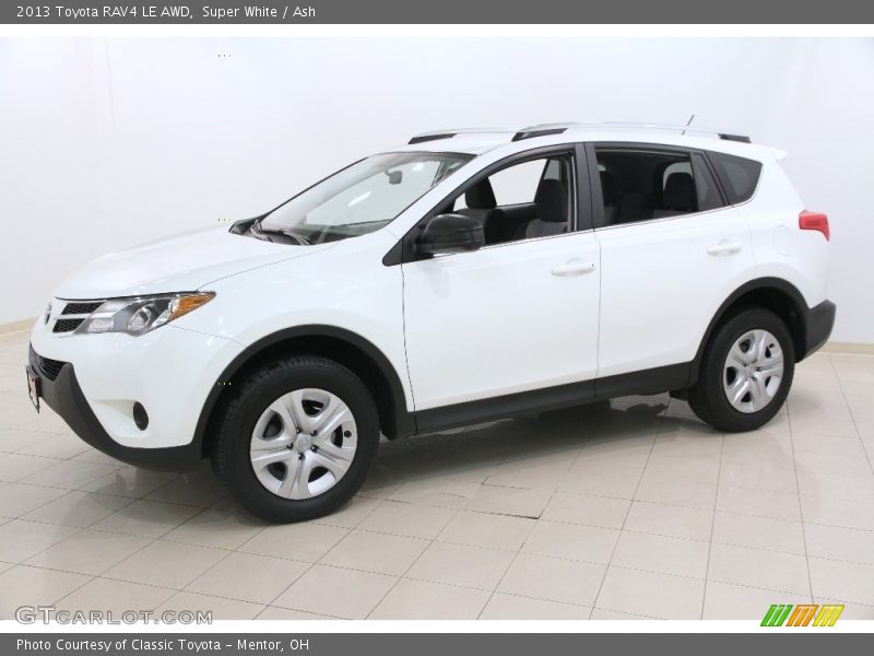 Front 3/4 View of 2013 RAV4 LE AWD