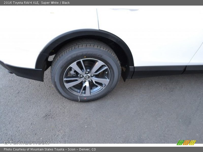 Super White / Black 2016 Toyota RAV4 XLE