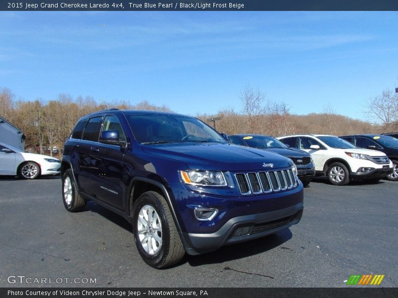 Front 3/4 View of 2015 Grand Cherokee Laredo 4x4