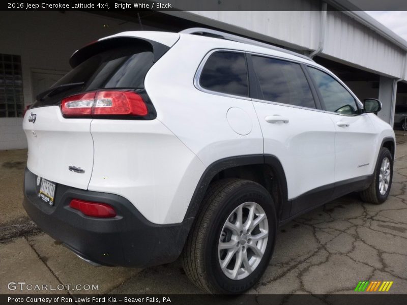 Bright White / Black 2016 Jeep Cherokee Latitude 4x4