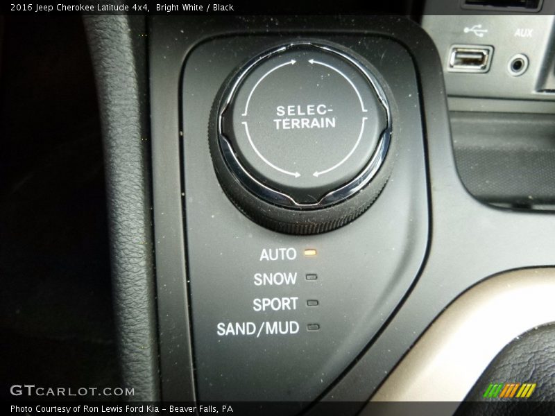 Bright White / Black 2016 Jeep Cherokee Latitude 4x4