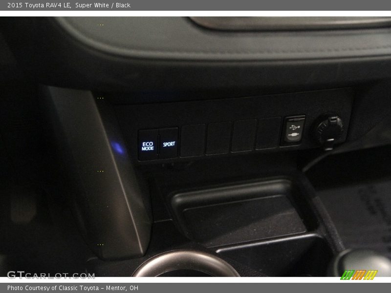 Super White / Black 2015 Toyota RAV4 LE