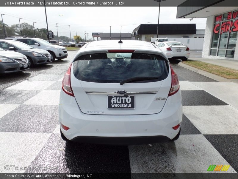 Oxford White / Charcoal Black 2014 Ford Fiesta Titanium Hatchback