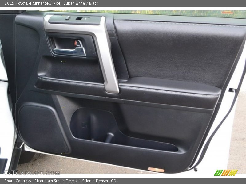 Super White / Black 2015 Toyota 4Runner SR5 4x4