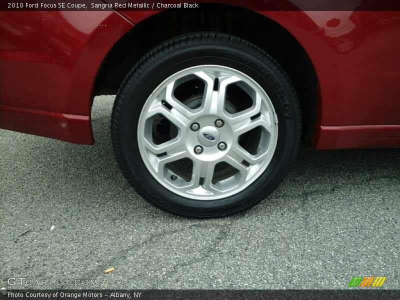 Sangria Red Metallic / Charcoal Black 2010 Ford Focus SE Coupe