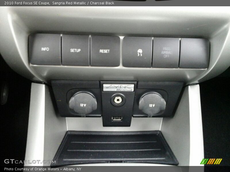 Sangria Red Metallic / Charcoal Black 2010 Ford Focus SE Coupe