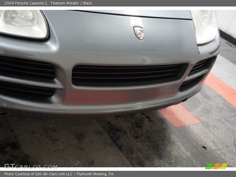 Titanium Metallic / Black 2004 Porsche Cayenne S