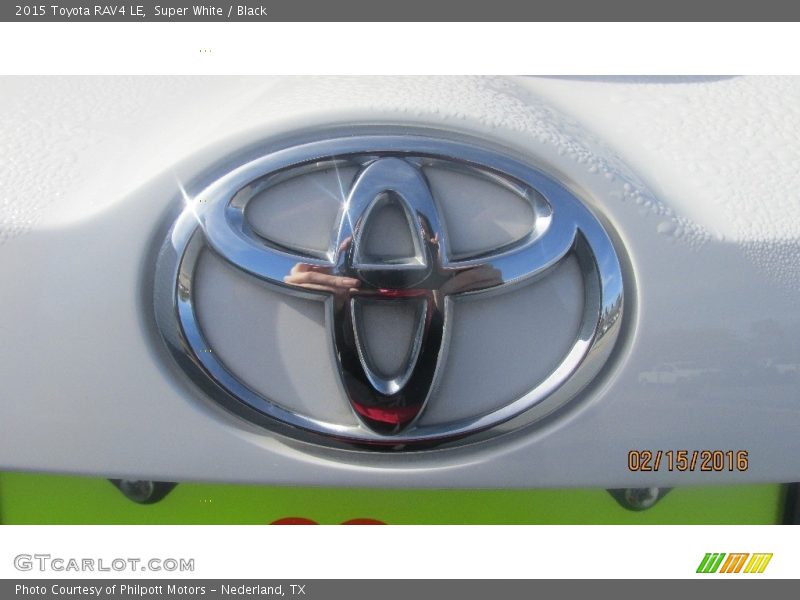 Super White / Black 2015 Toyota RAV4 LE
