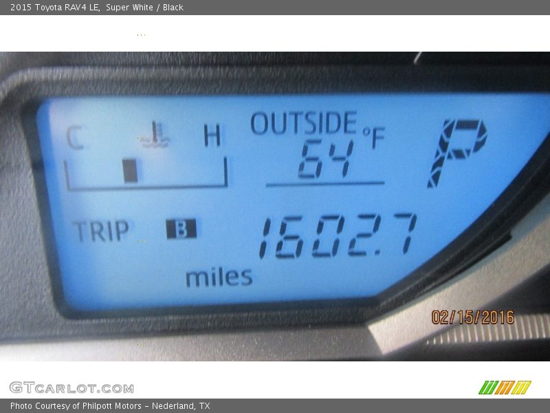 Super White / Black 2015 Toyota RAV4 LE