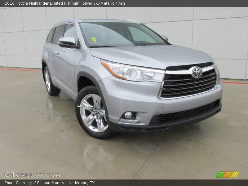 Front 3/4 View of 2016 Highlander Limited Platinum