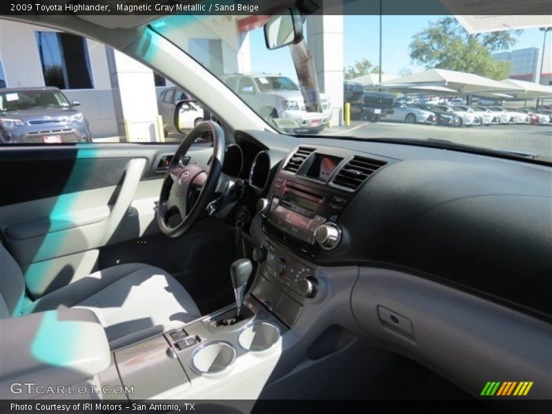 Magnetic Gray Metallic / Sand Beige 2009 Toyota Highlander