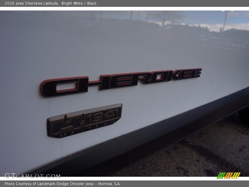 Bright White / Black 2016 Jeep Cherokee Latitude