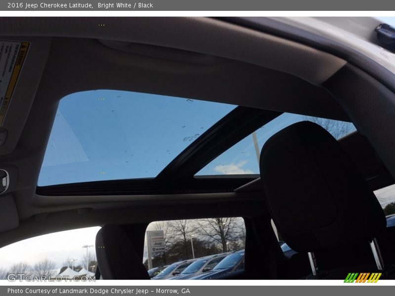 Bright White / Black 2016 Jeep Cherokee Latitude
