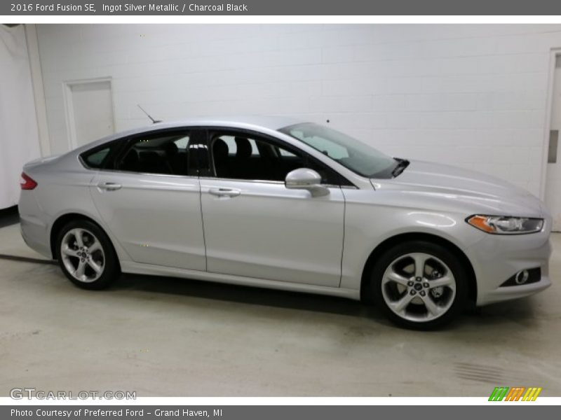 Ingot Silver Metallic / Charcoal Black 2016 Ford Fusion SE