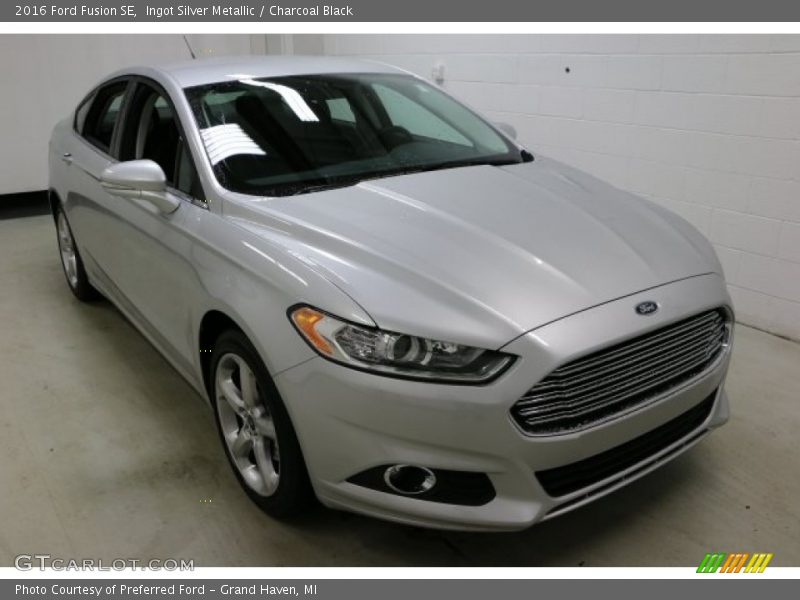 Ingot Silver Metallic / Charcoal Black 2016 Ford Fusion SE