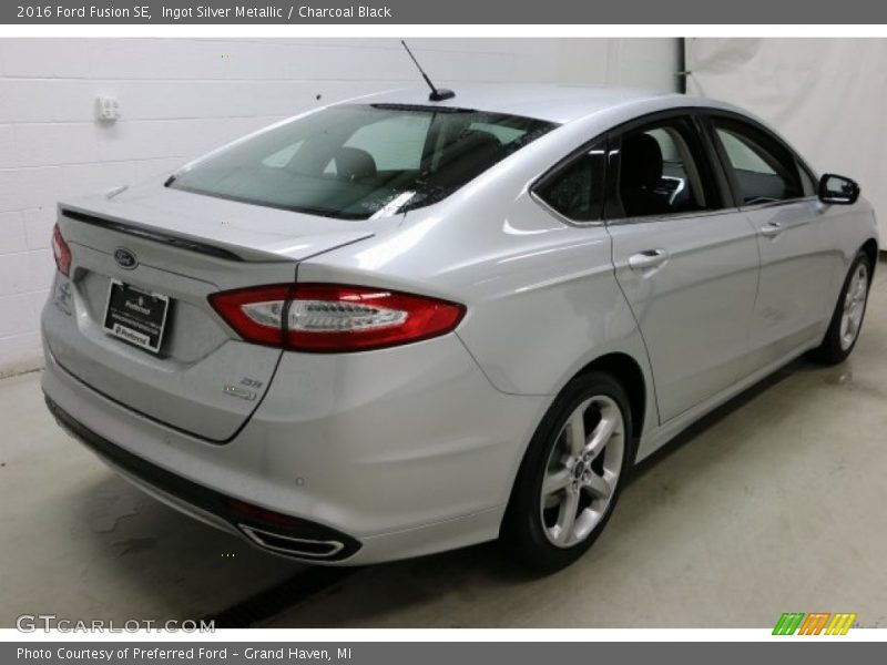 Ingot Silver Metallic / Charcoal Black 2016 Ford Fusion SE