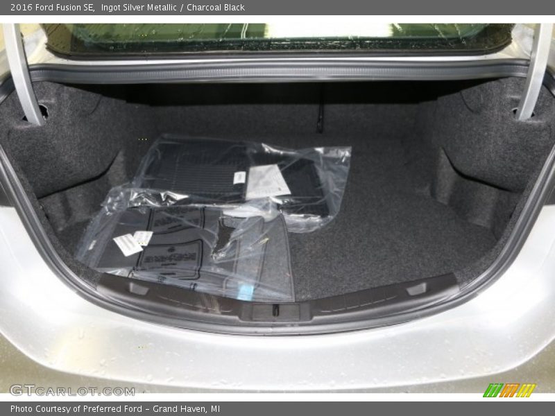 Ingot Silver Metallic / Charcoal Black 2016 Ford Fusion SE