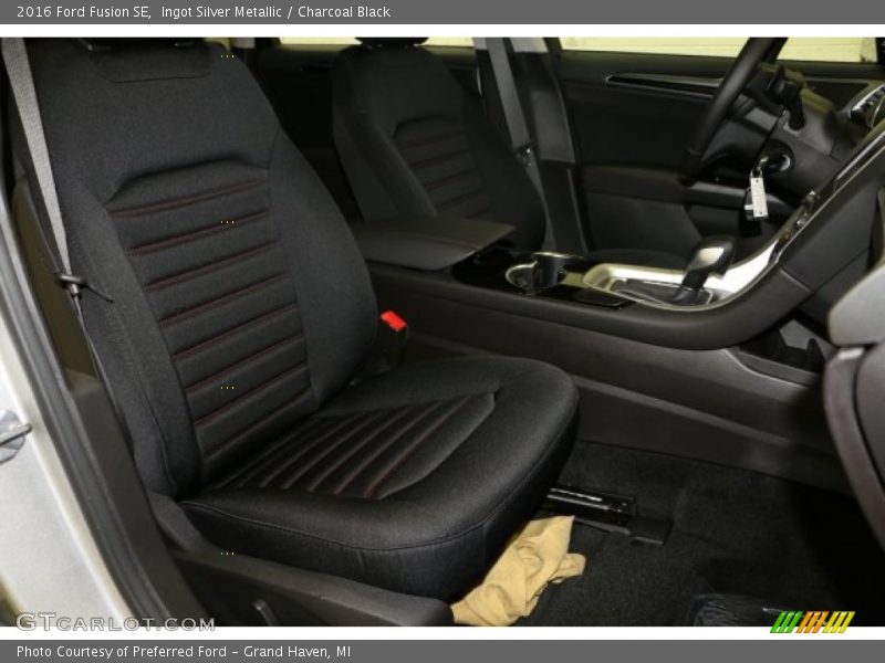 Ingot Silver Metallic / Charcoal Black 2016 Ford Fusion SE