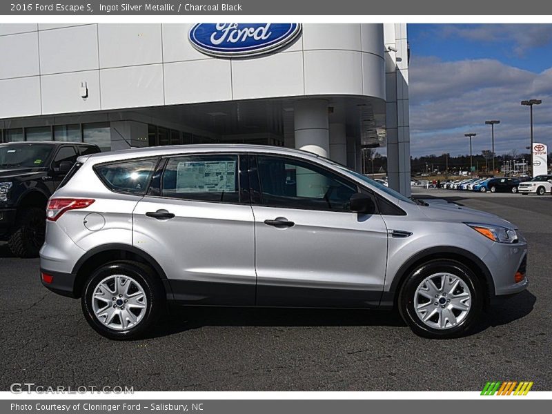 Ingot Silver Metallic / Charcoal Black 2016 Ford Escape S