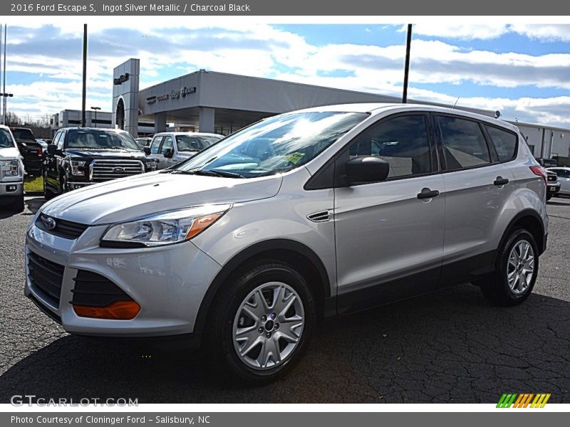 Ingot Silver Metallic / Charcoal Black 2016 Ford Escape S