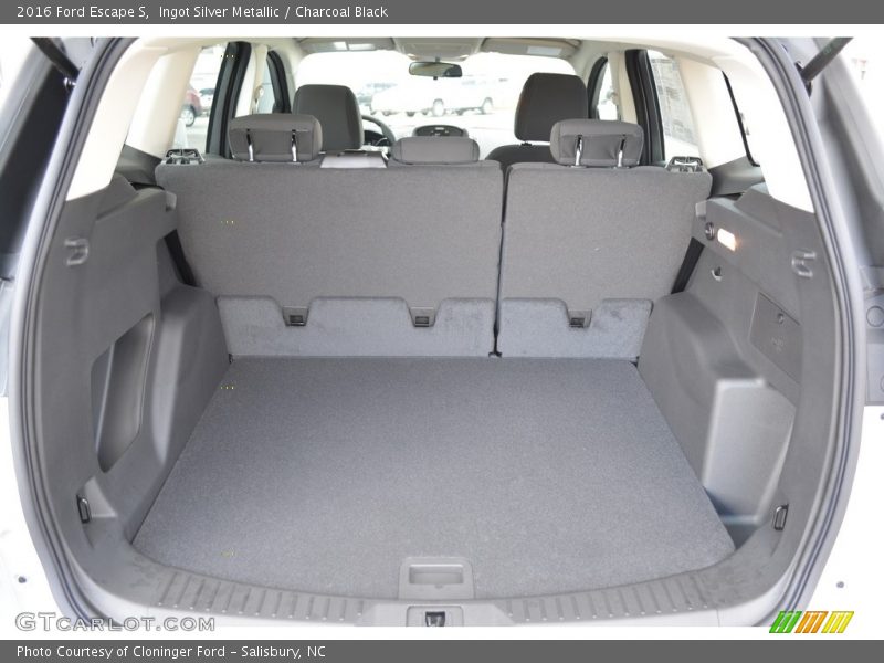 Ingot Silver Metallic / Charcoal Black 2016 Ford Escape S