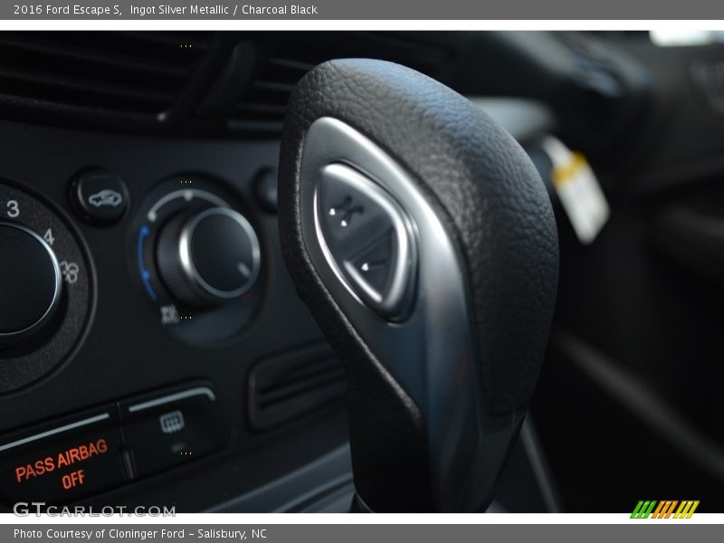 Ingot Silver Metallic / Charcoal Black 2016 Ford Escape S