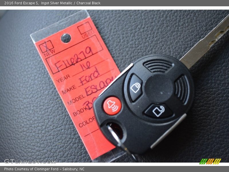 Ingot Silver Metallic / Charcoal Black 2016 Ford Escape S